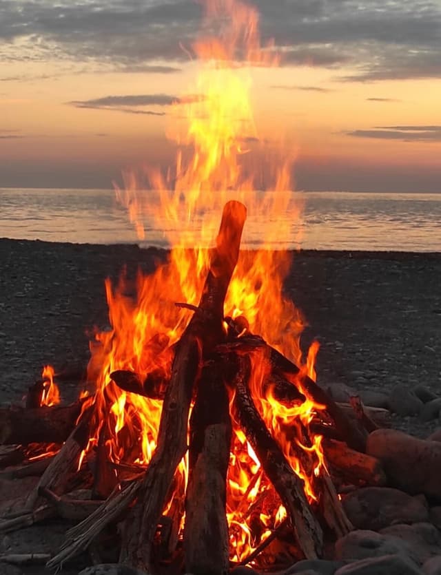 Кострище у моря