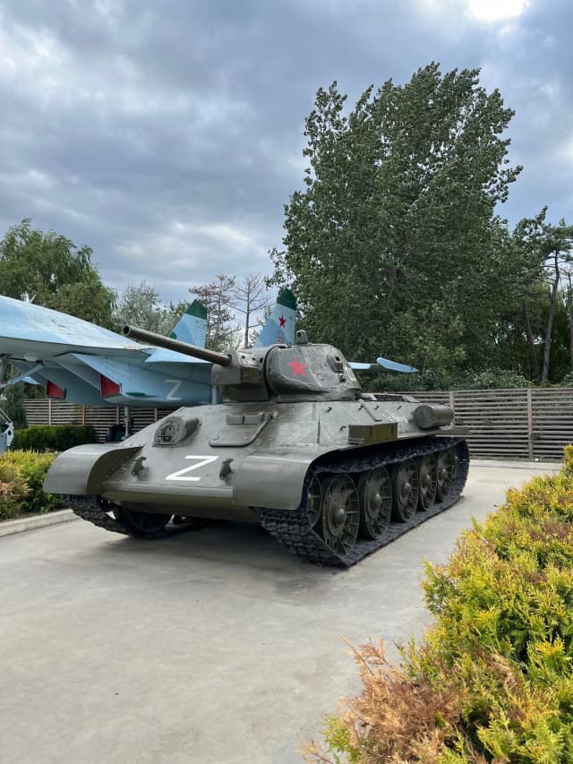 Сквер военной техники
