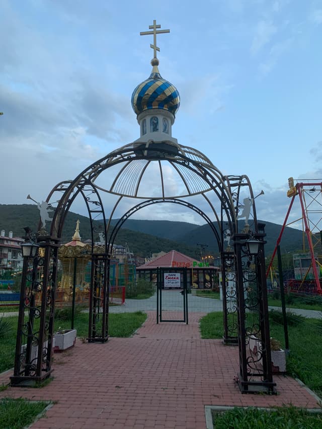 Входная часовня-сень в парке