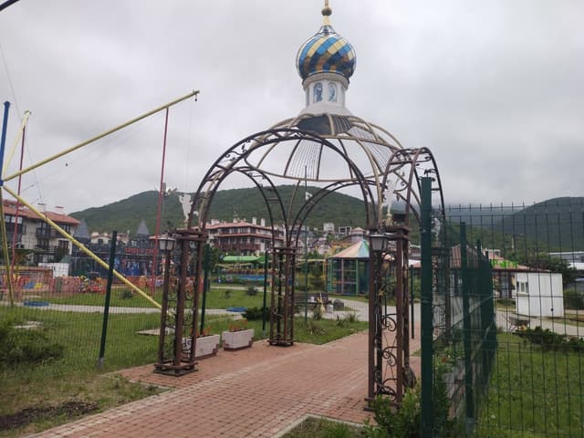 Входная часовня-сень в парке