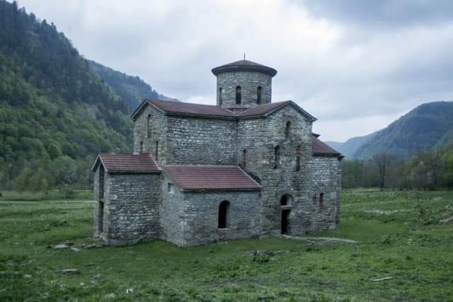 Средний Зеленчукский храм — окрестности