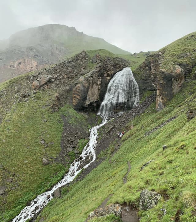 Водопад Девичьи Косы — фото изнутри