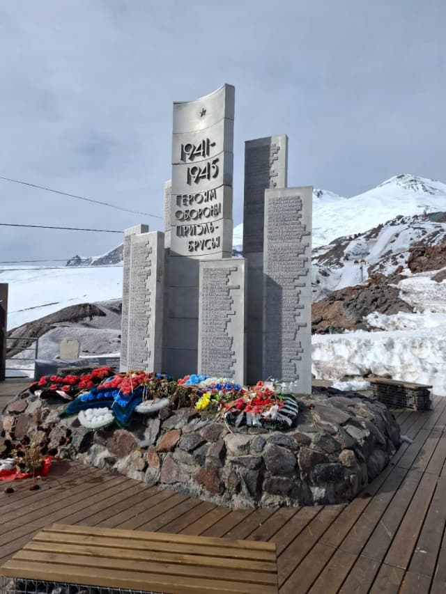 Памятник Героям обороны Приэльбрусья — панорама