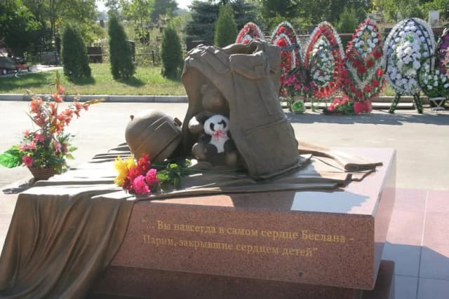 Памятник сотрудникам спецназа («Альфа» и «Вымпел») и спасателям МЧС — что посмотреть