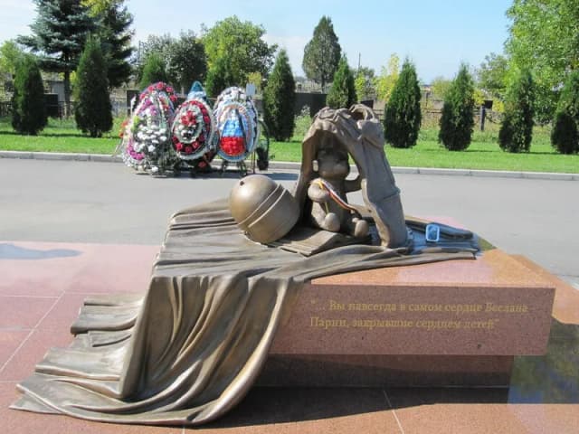 Памятник сотрудникам спецназа («Альфа» и «Вымпел») и спасателям МЧС — фото изнутри