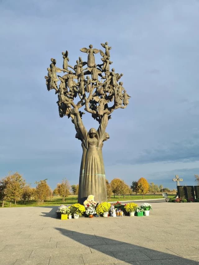 Монумент «Дерево скорби» — окрестности