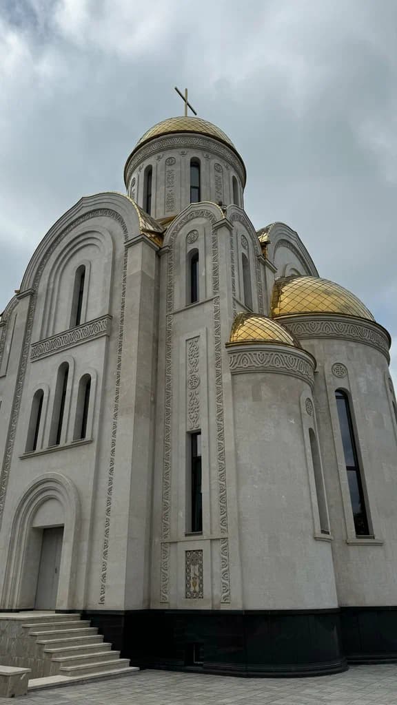 Храм Святых Новомучеников и Исповедников Российских — окрестности