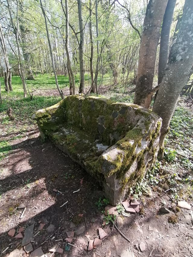 Каменный диван