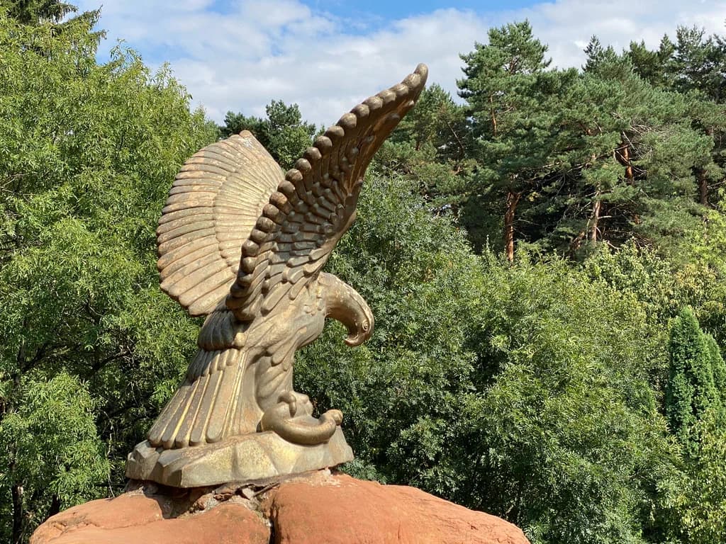 Красные камни и Скульптура Орла — Кисловодск, главное фото