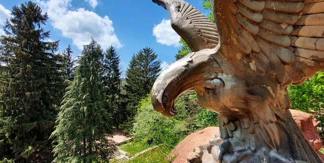 Красные камни и Скульптура Орла — панорама