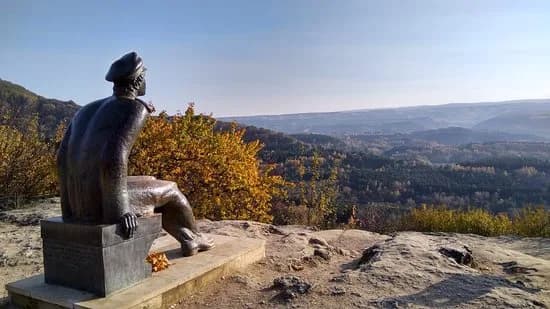 Памятник М.Ю. Лермонтову — окрестности