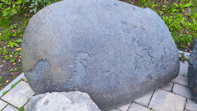 Камень с карельскими петроглифами