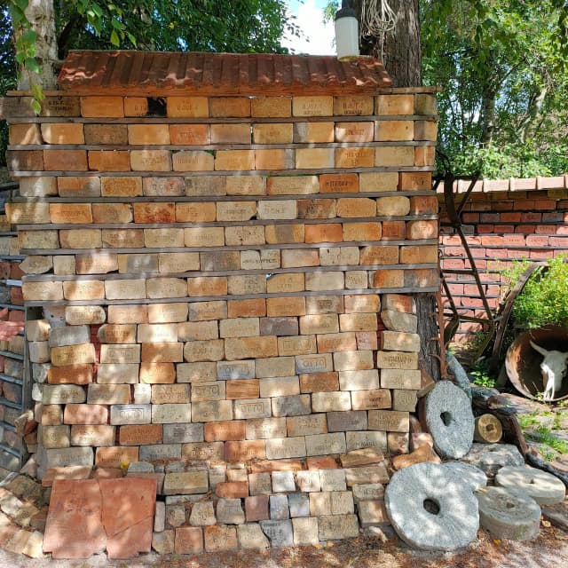 Кирпичный дворик