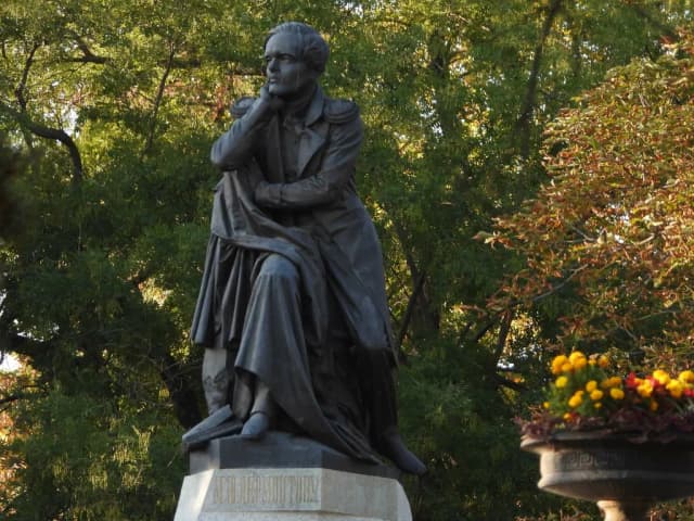 Памятник М. Ю. Лермонтову — панорама