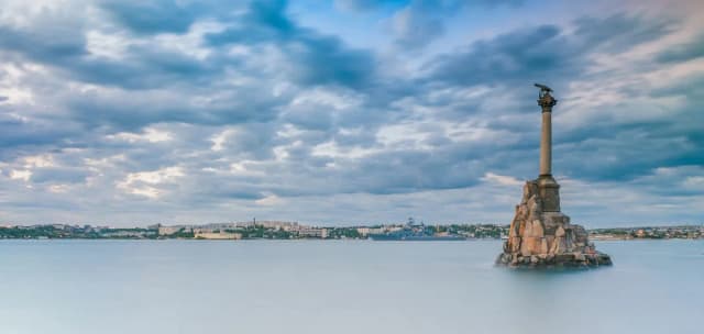 Памятник затопленным кораблям — панорама