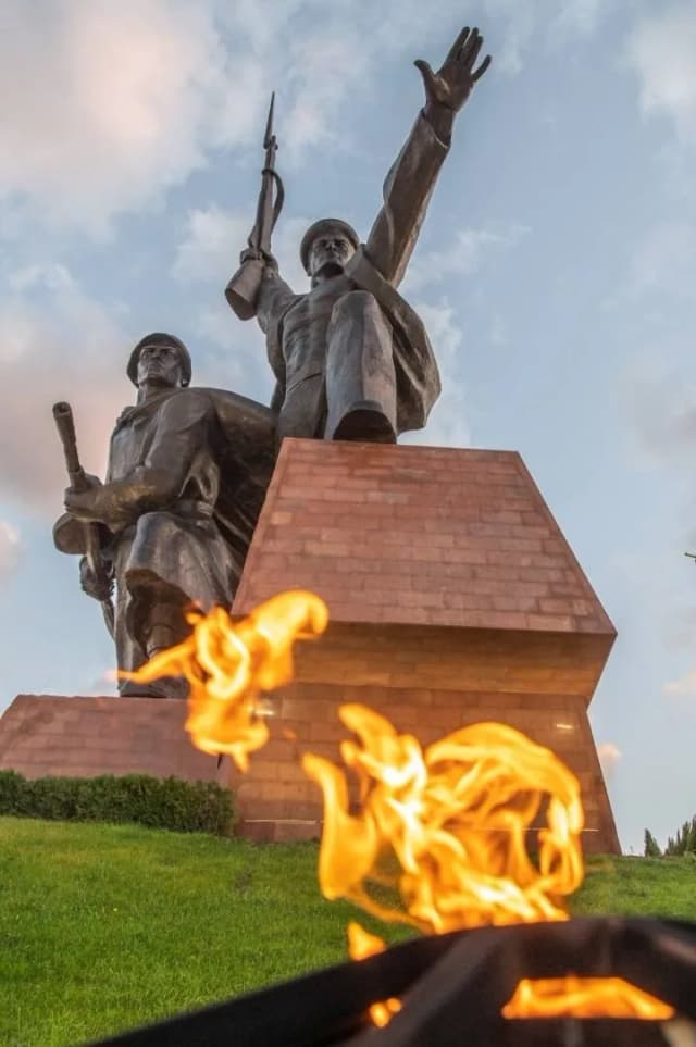 Памятник Матросу и Солдату — панорама