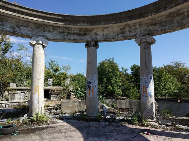 Заброшенный ресторан на горе Ахун