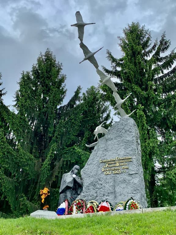 Памятник братьям Газдановым («Журавли») — что посмотреть