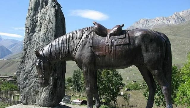 Памятник воинам-куртатинцам (Скорбящий конь) — окрестности