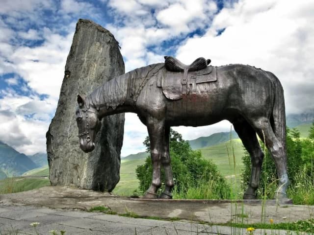 Памятник воинам-куртатинцам (Скорбящий конь) — панорама