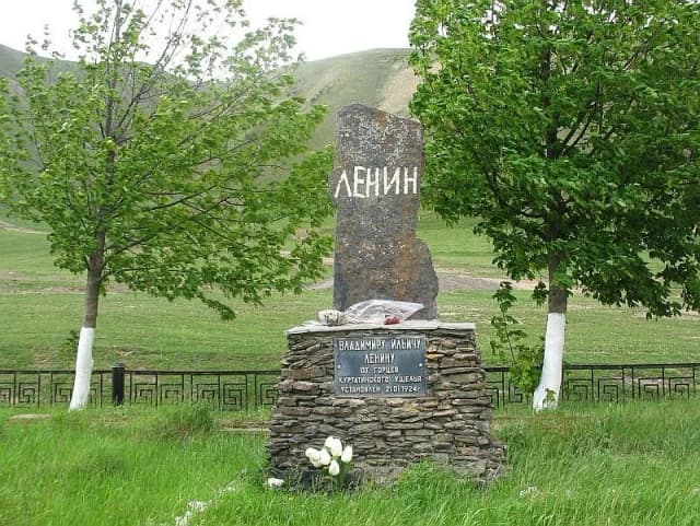 Первый памятник В. И. Ленину — окрестности