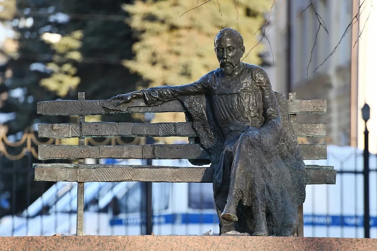 Памятник Коста Хетагурову (на Проспекте Мира)
