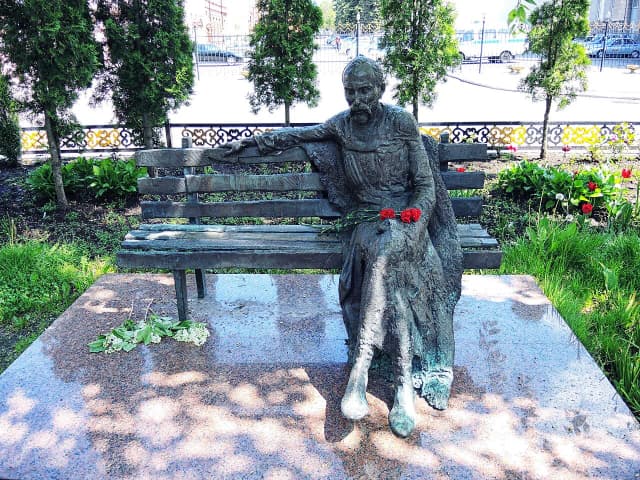 Памятник Коста Хетагурову (на Проспекте Мира) — панорама
