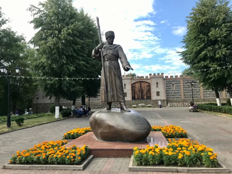 Памятник Дзаугу Бугулову