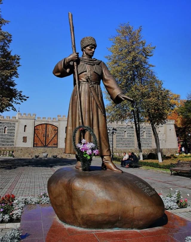 Памятник Дзаугу Бугулову — панорама