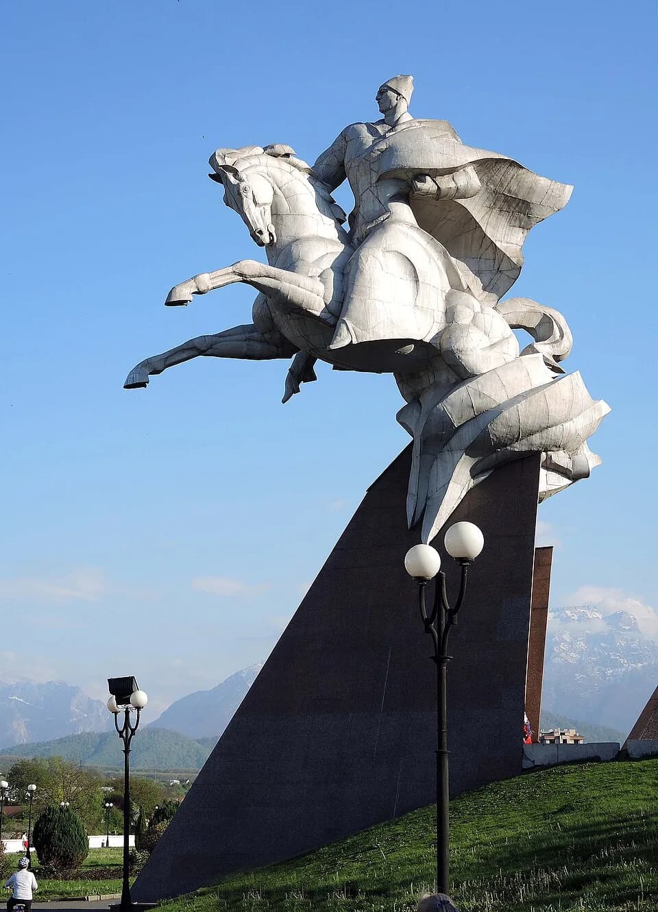 Памятник Иссе Плиеву