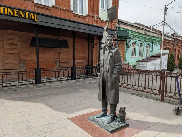 Памятник Михаилу Булгакову — Владикавказ, главное фото