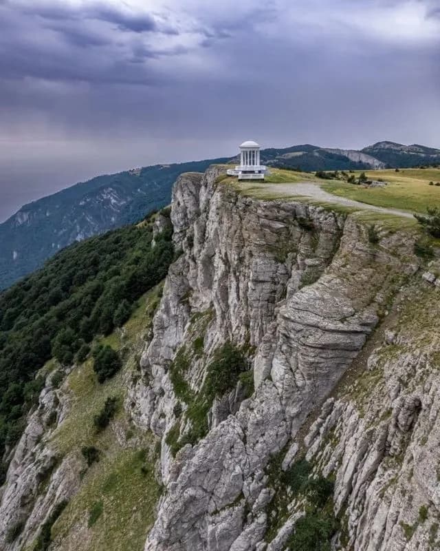 Беседка ветров (Гурзуфская яйла) — фото изнутри