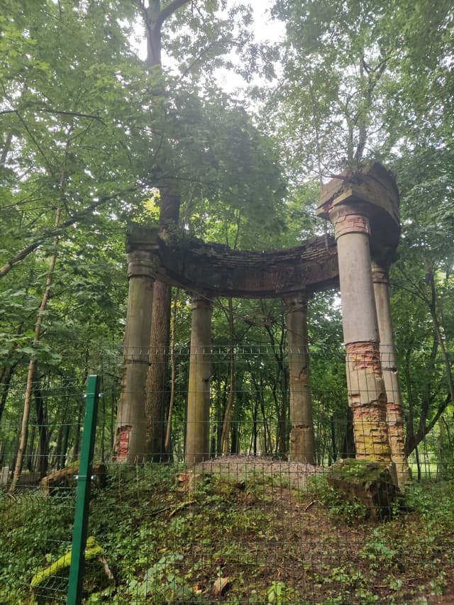 Заброшенная ротонда парка усадьбы Бледау