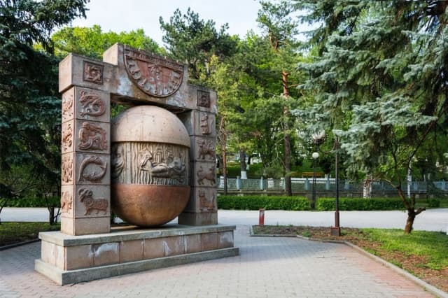 Скульптура Знаки зодиака в Железноводске — фото изнутри