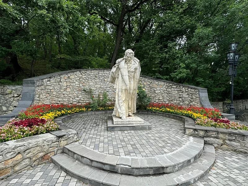 Памятник Пушкин у моря в Железноводске