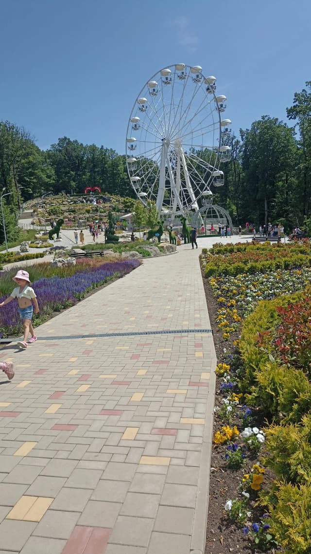 1-я смотровая площадка гора Абадзехской, гребень скалы Петушок