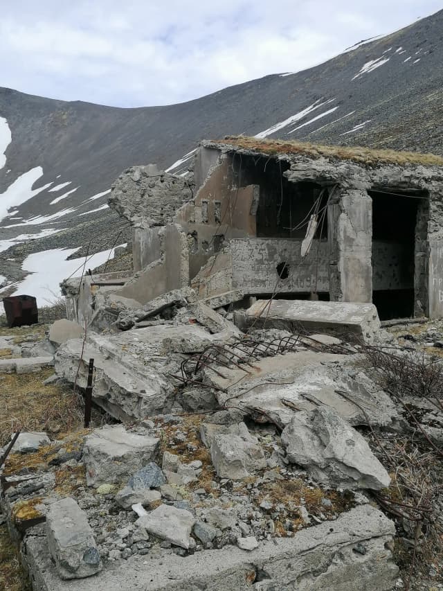 Барак ловчорритового рудника