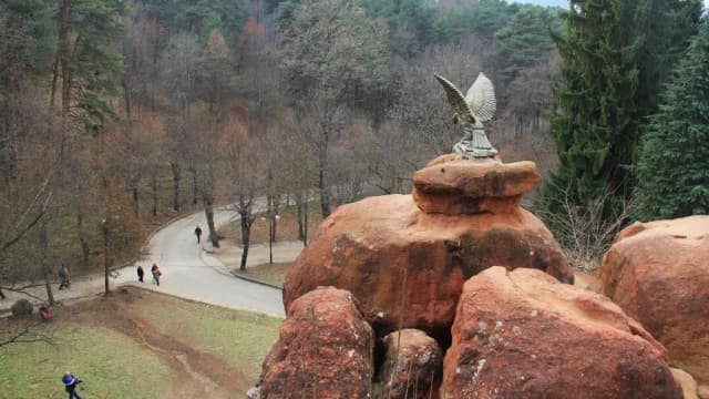 Красные камни и Скульптура Орла — фото изнутри