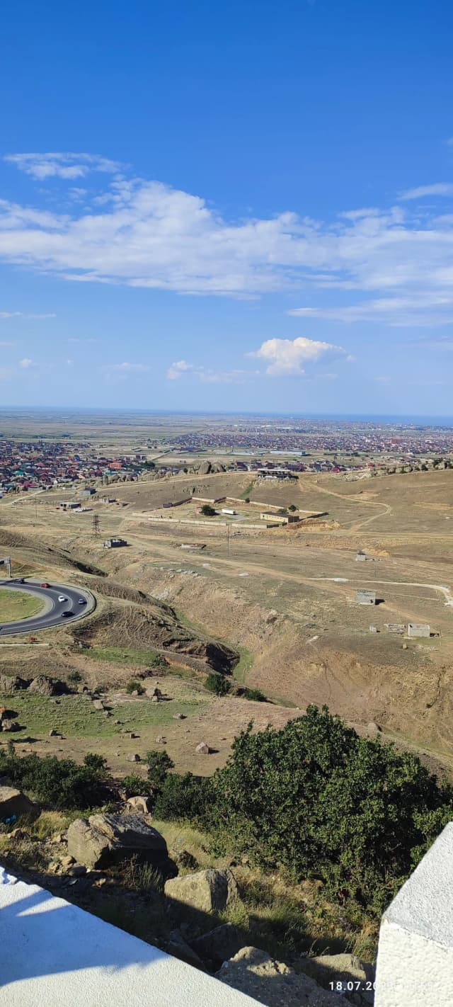 Обелиск строителям дороги Порт-Петровск-Темирхан-Шура