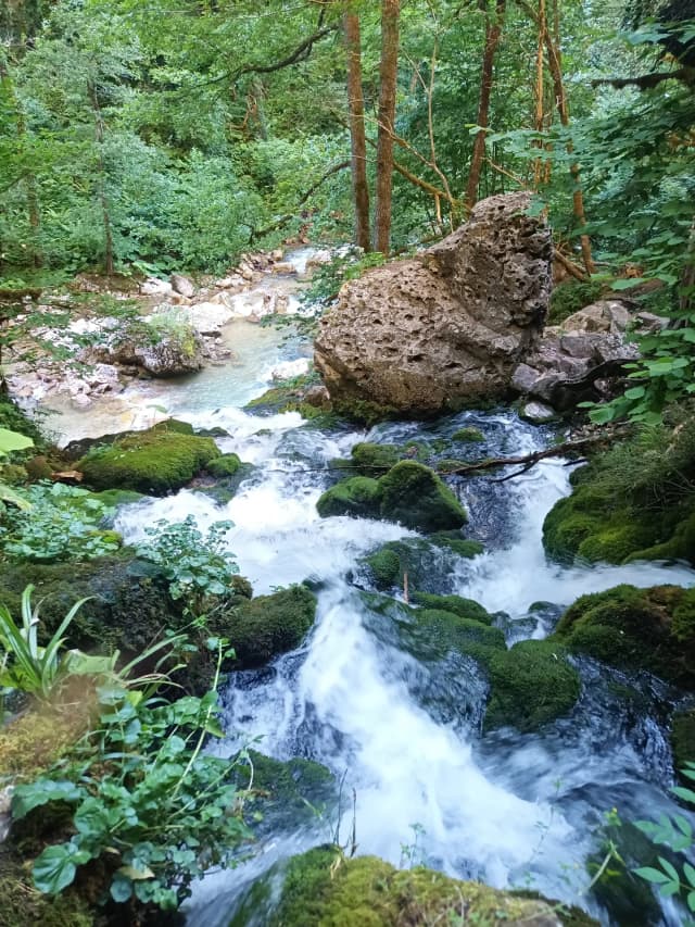 Водопад Шестиметровка