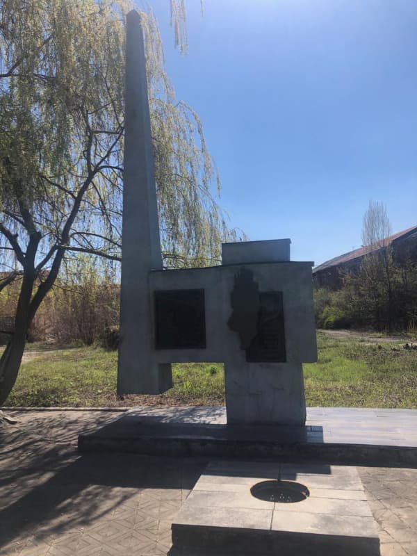 Обелиск славы в память рабочих машзавода, павших на фронтах Великой Отечественной войны