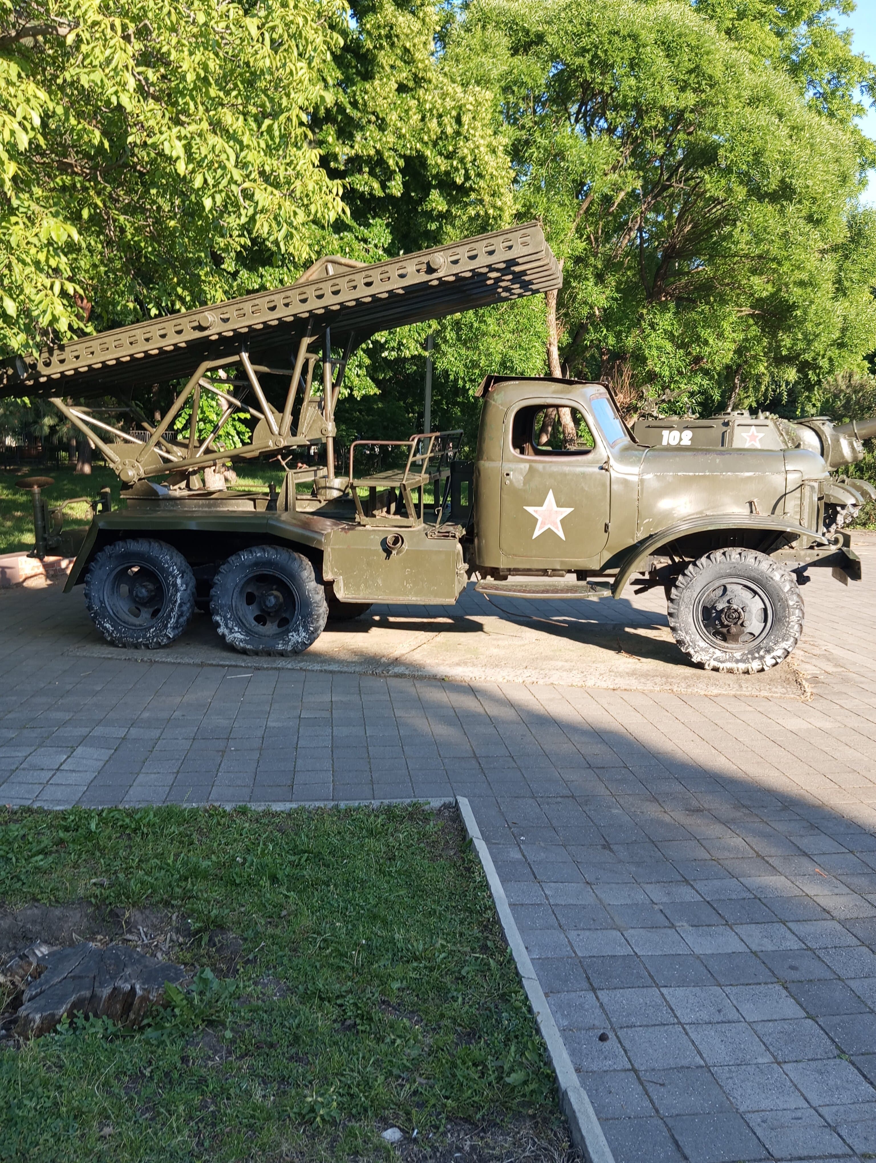 Открытая площадка музея военной техники