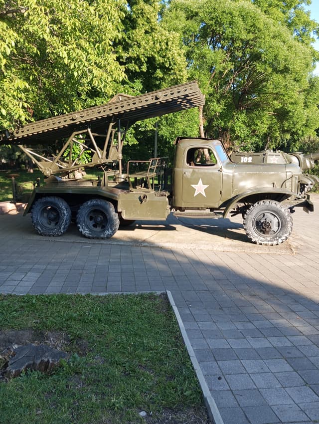 Открытая площадка музея военной техники