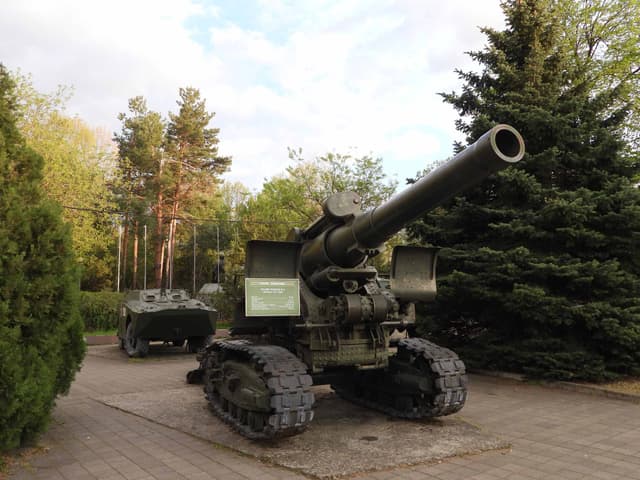 Открытая площадка музея военной техники
