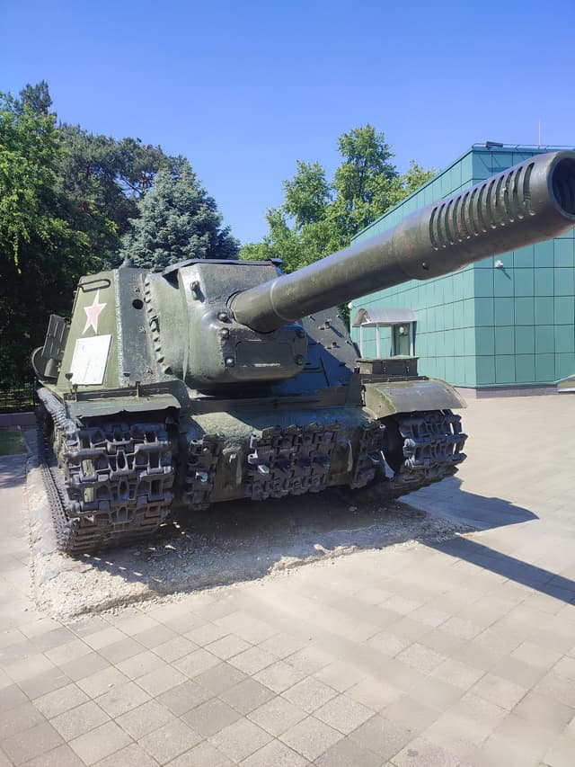 Открытая площадка музея военной техники