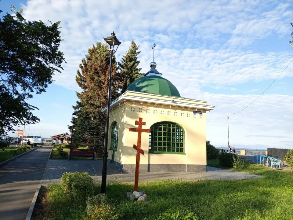 Поклонный крест на строительстве часовни Петра и Павла