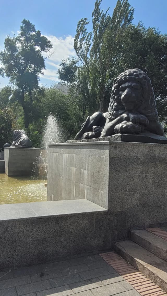 Архитектурно-скульптурный комплекс Львы