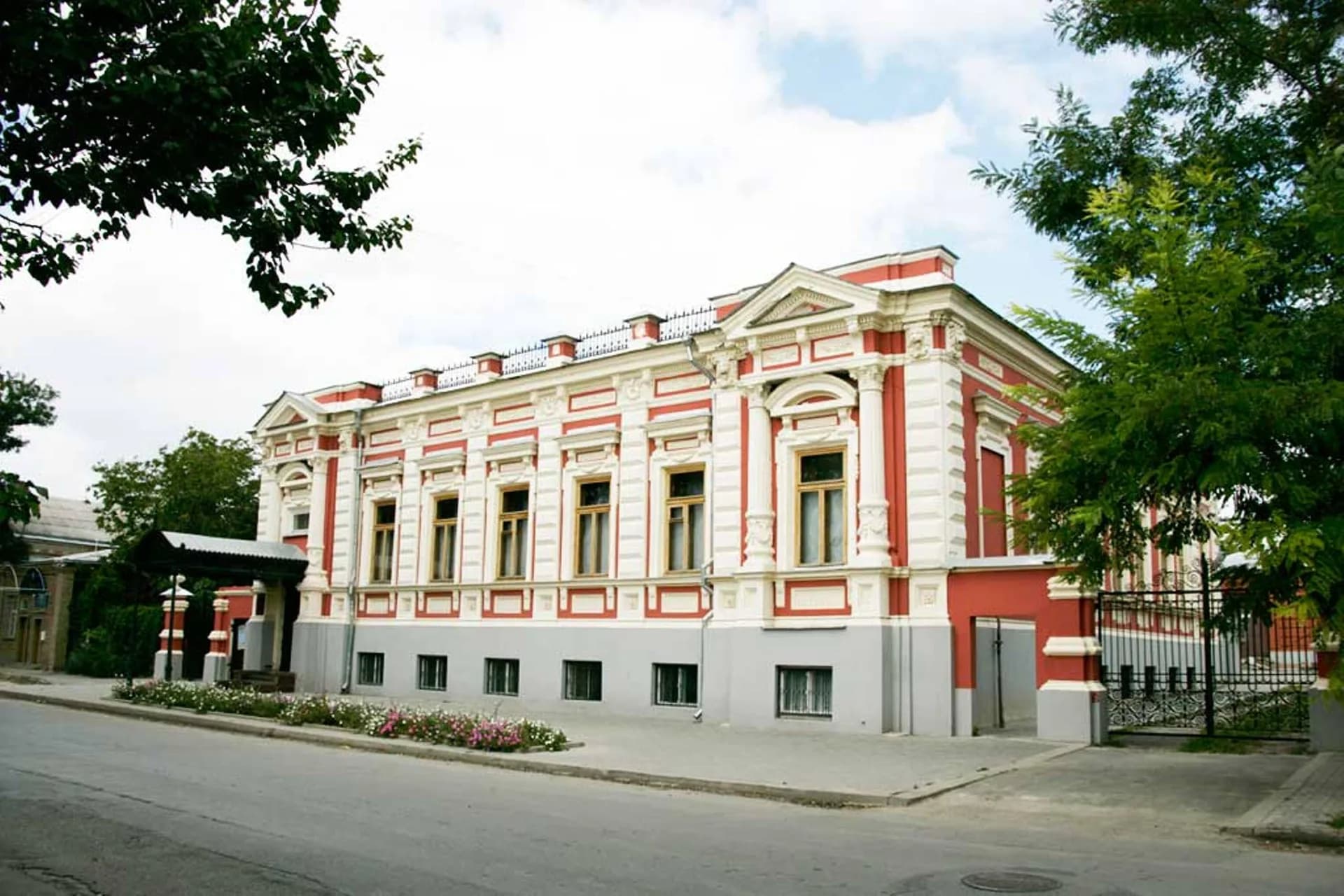 Таганрогский художественный музей, скульптурный дворик