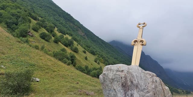 Арт-объект «Скифский акинак» (Меч в камне) — фото изнутри