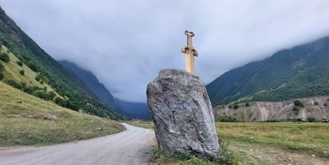 Арт-объект «Скифский акинак» (Меч в камне) — окрестности